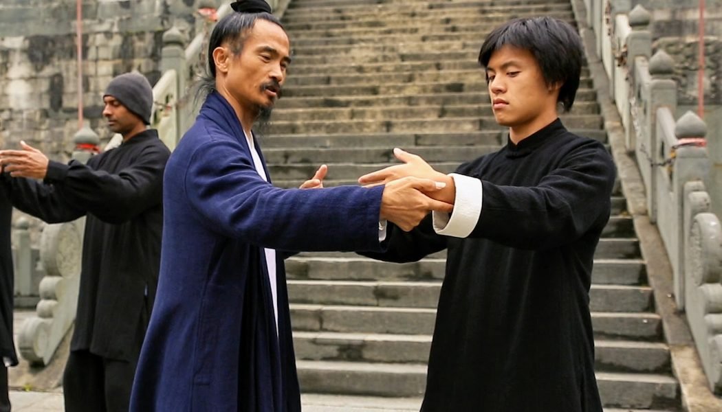 Maître Yuan Xiu Gang explique la pratique de zhan zhuang
