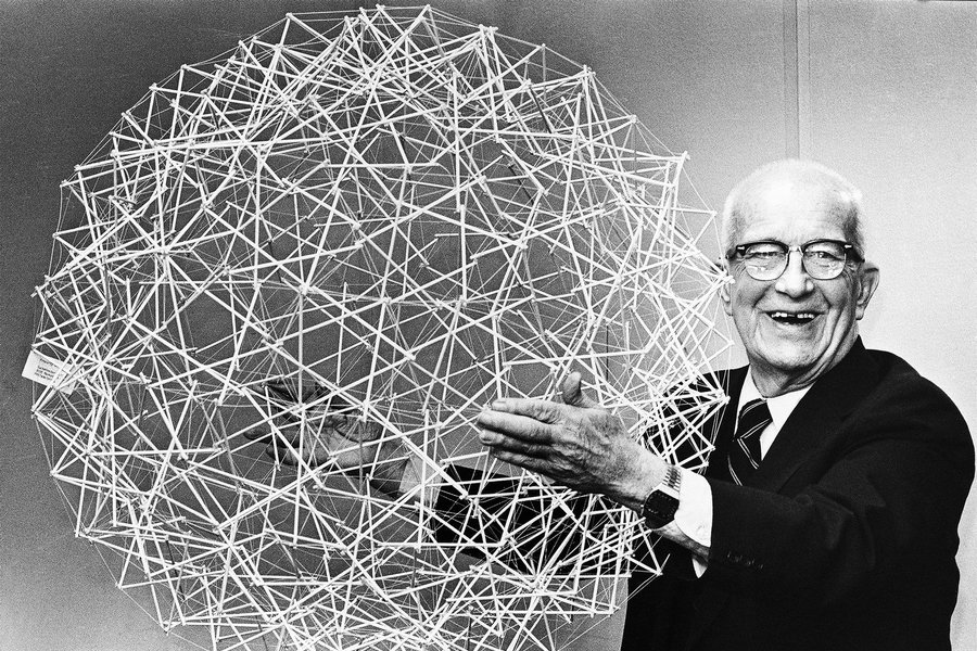Buckminster Fuller présente une sphère de tenségrité le 18 avril 1979