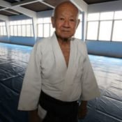 Robert Aoyagi au dojo d'Aïkido d'Honolulu, qu'il a aidé à établir en 1961