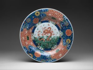 Assiette au dragon et aux vagues, première moitié du XVIIIe siècle, Chine