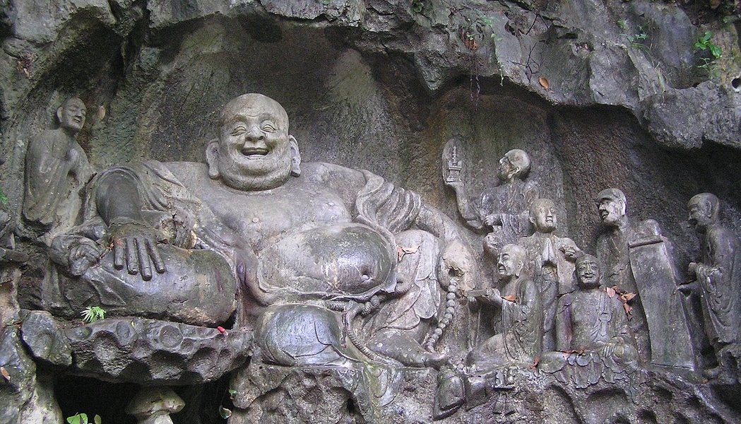 Bouddha Maitreya sous sa forme de Milefo entouré de disciple, temple de Lingyin, près de Hangzhou