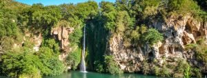 Paysage de l'Aveyron avec cascade