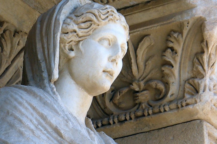 Statue personnifiant l'aretê, sur la façade de la bibliothèque de Celsus à Ephèse
