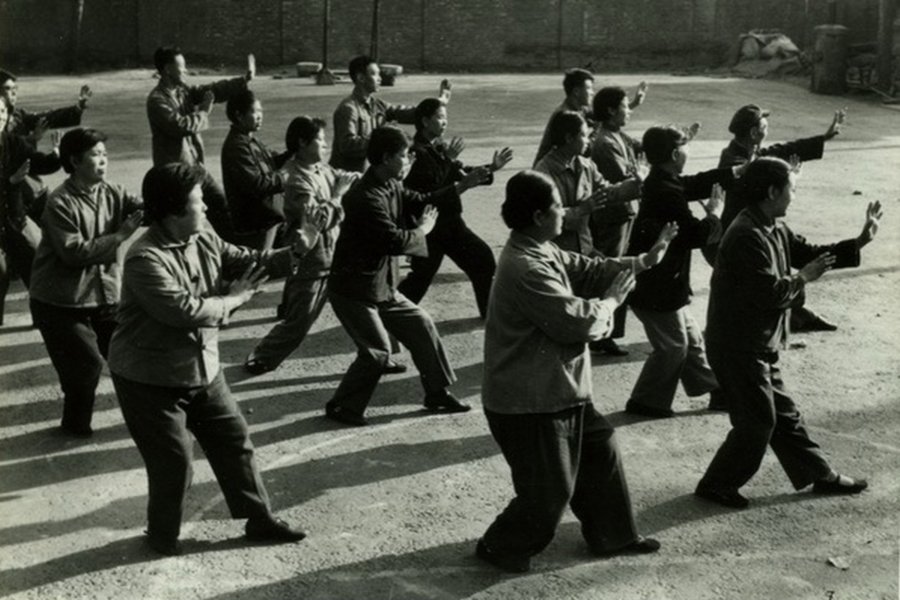 Des ouvriers textiles de Tianjin pratiquent le taiji quan, années 70