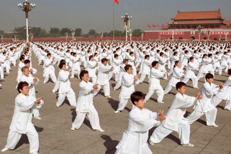 Des milliers de personnes pratiquent le taiji quan sur la place Tiananmen en 1998