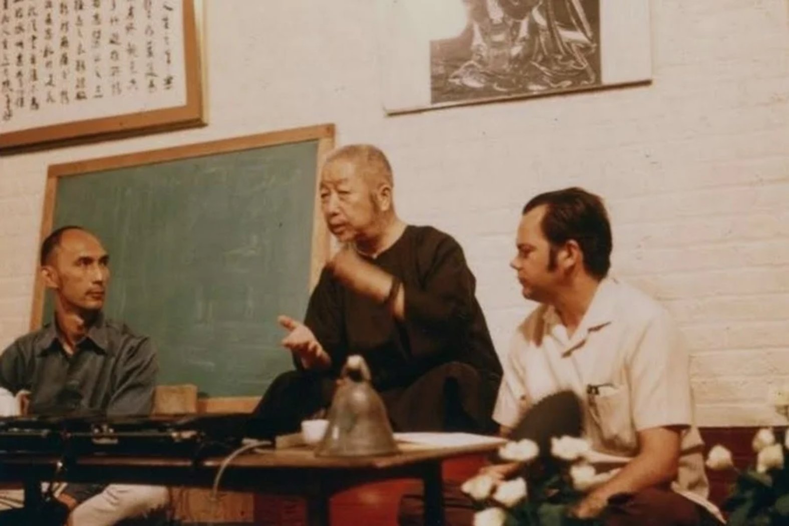 Le professeur Cheng Man Ching en train de faire un cours magistral avec les étudiants Ed Young et Tam Gibbs assis à ses côtés