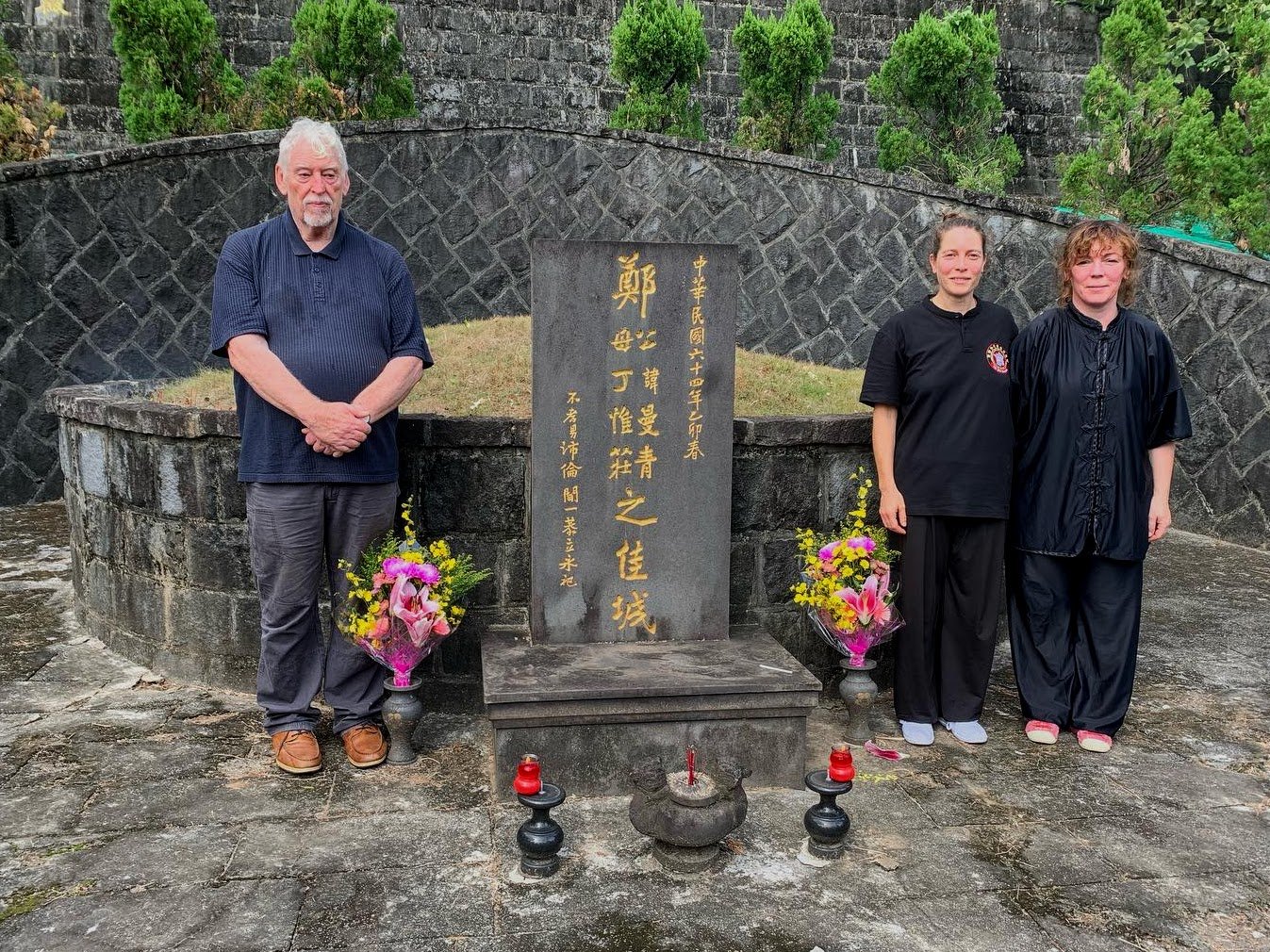 Maitre William Nelson, Sophie et Fabienne devant la tombe de Maitre Cheng Man Ching, Taiwan 2023